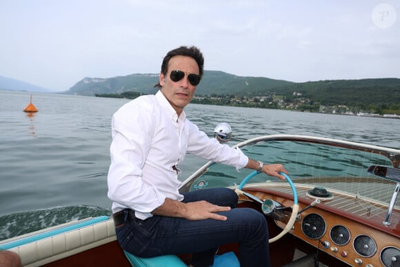 Exclusif - Rendez-vous avec Anthony Delon, en promenade en Riva sur le lac du Bourget à Aix-les-Bains, à l'occasion de la 3ème Edition du Cinéma Français et de la Gastronomie. Le 8 juin 2024 © Denis Guignebourg / Bestimage 