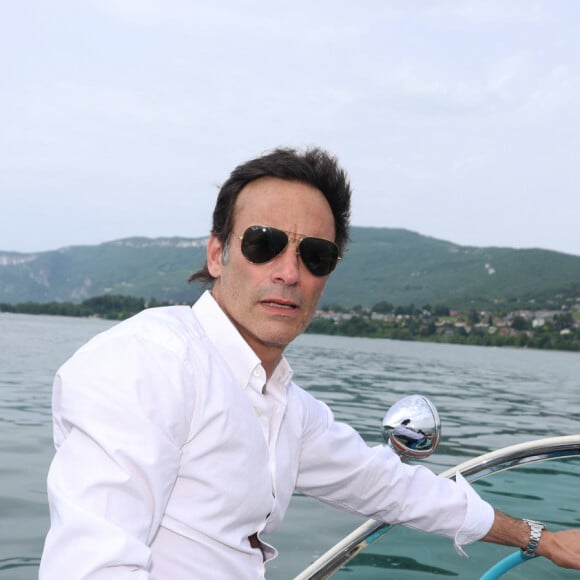 Exclusif - Rendez-vous avec Anthony Delon, en promenade en Riva sur le lac du Bourget à Aix-les-Bains, à l'occasion de la 3ème Edition du Cinéma Français et de la Gastronomie. Le 8 juin 2024 © Denis Guignebourg / Bestimage 