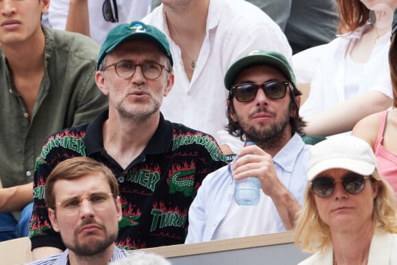 Etienne Carbonnier et Loïc Prigent - Célébrités en tribunes des Internationaux de France de tennis de Roland Garros 2023 à Paris le 11 juin 2023. © Jacovides-Moreau/Bestimage 