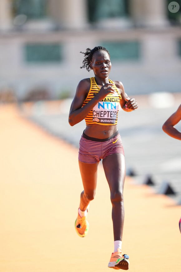 Elle est actuellement en soins intensifs à l'hôpital d'Eldoret, son état est critique
Rebecca CHEPTEGEI participe au marathon des Championnats du monde d'athlétisme de Budapest 2023