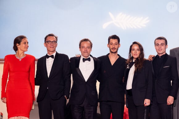 Julie De Bona, Alexandre de La Patellière, Patrick Mille, Pierre Niney, Anaïs Demoustier (enceinte), Julien De Saint-Jean - Descente des marches du film " Le comte de Monte-Cristo " lors du 77ème Festival International du Film de Cannes, au Palais des Festivals à Cannes. Le 22 mai 2024 © Jacovides-Moreau / Bestimage 