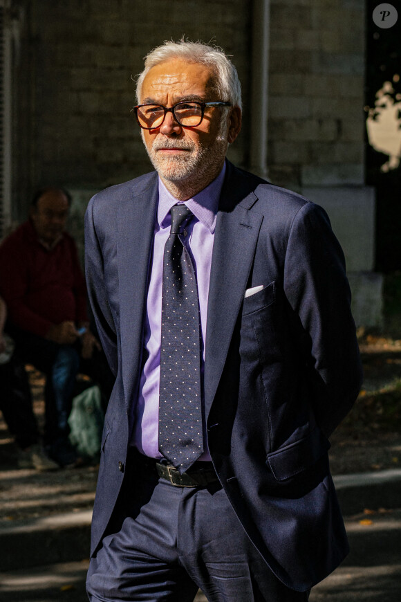 Pascal Praud - Obsèques du journaliste Jean-Pierre Elkabbach au cimetière du Montparnasse dans le 14ème arrondissement de Paris, France. © Pierre Perusseau/Bestimage