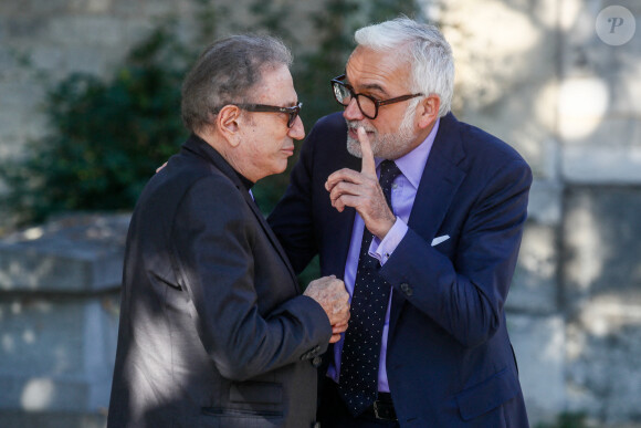 Michel Drucker et Pascal Praud - Obsèques du journaliste Jean-Pierre Elkabbach au cimetière du Montparnasse dans le 14ème arrondissement de Paris, France. © Christophe Clovis/Bestimage