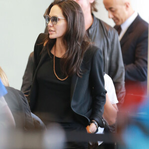 Brad Pitt, sa femme Angelina Jolie et leurs enfants Maddox, Pax, Zahara, Shiloh, Vivienne et Knox prennent l'avion à l'aéroport de Los Angeles pour venir passer quelques jours dans leur propriété de Miraval, le 6 juin 2015. 