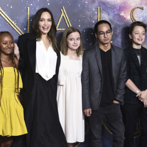 Angelina Jolie et ses enfants : Shiloh Jolie-Pitt , Zahara, Vivienne, Maddox, Knox Leon au photocall de la première du film Les Eternels (Eternals) au cinéma BFI Imax de Londres le 27 octobre 2021. © Future-Image via ZUMA Press / Bestimage