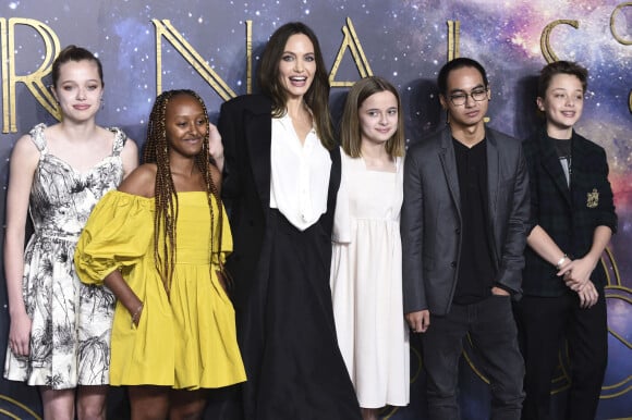 Angelina Jolie et ses enfants : Shiloh Jolie-Pitt , Zahara, Vivienne, Maddox, Knox Leon au photocall de la première du film Les Eternels (Eternals) au cinéma BFI Imax de Londres le 27 octobre 2021. © Future-Image via ZUMA Press / Bestimage