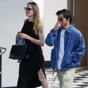 Exclusif - Angelina Jolie et son fils Pax Thien Jolie-Pitt sont allés dîné au restaurant Sushi Park à West Hollywood. En sortant le fils de l'actrice a payé le voiturier avec sa carte bancaire, une Amex Business. Le 13 juillet 2024 