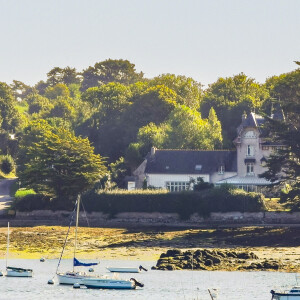 4 pièces, 9 chambres, 460 mètres carrés de surface habitable, 6000 mètres carrés de terrain... cette bâtisse a de quoi faire tourner des têtes.
Maison de Jane Birkin à Lannilis dans le Finistère. Photo by Christophe Geyres/ABACAPRESS.COM