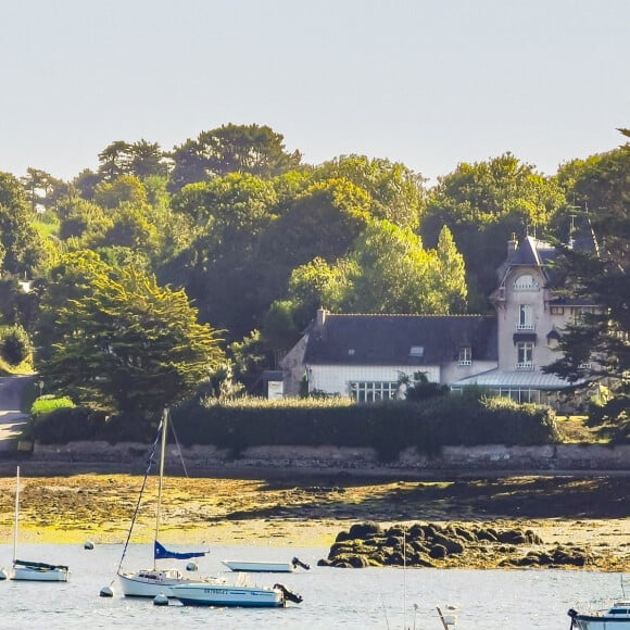 4 pièces, 9 chambres, 460 mètres carrés de surface habitable, 6000 mètres carrés de terrain... cette bâtisse a de quoi faire tourner des têtes.
Maison de Jane Birkin à Lannilis dans le Finistère. Photo by Christophe Geyres/ABACAPRESS.COM