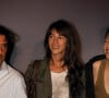 En tou cas, tout le clan connaît bien la maison puisque comme l'a expliqué un proche les enfants de Jane Birkin avaient même un dortoir au premier étage.
Jane Birkin entourée de ses filles Charlotte Gainsbourg et Lou Doillon, Yvan Attal lors de l'avant-premiere du film SPIDERMAN 3 au Grand Rex. Le 27 avril 2007 © Christophe Aubert via Bestimage