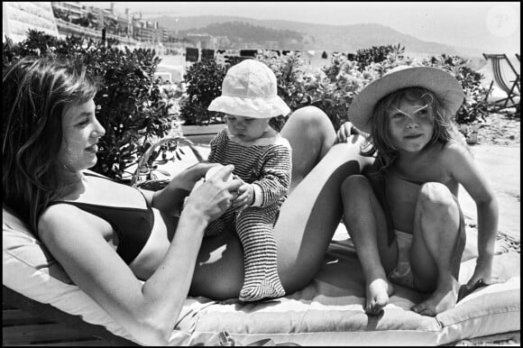 Jane Birkin, Charlotte Gainsbourg et une autre de ses filles en 1972.