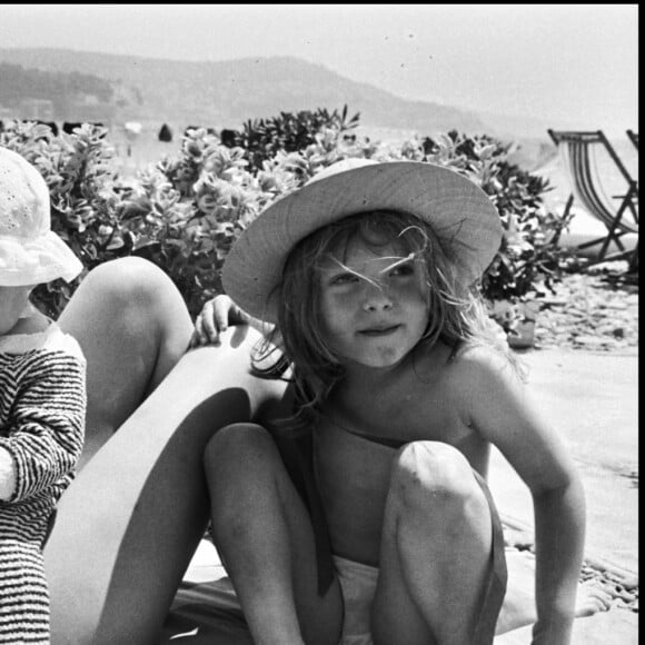 Jane Birkin, Charlotte Gainsbourg et une autre de ses filles en 1972.