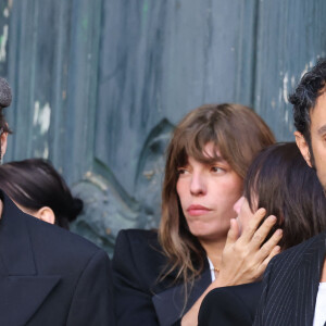 Ben Attal, Charlotte Gainsbourg, Lou Doillon, Roman de Kermadec (fils de Kate Barry) - Arrivées des célébrités aux obsèques de Jane Birkin en l'église Saint-Roch à Paris. Le 24 juillet 2023 © Jacovides-KD Niko / Bestimage 