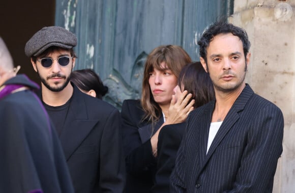 Ben Attal, Charlotte Gainsbourg, Lou Doillon, Roman de Kermadec (fils de Kate Barry) - Arrivées des célébrités aux obsèques de Jane Birkin en l'église Saint-Roch à Paris. Le 24 juillet 2023 © Jacovides-KD Niko / Bestimage 