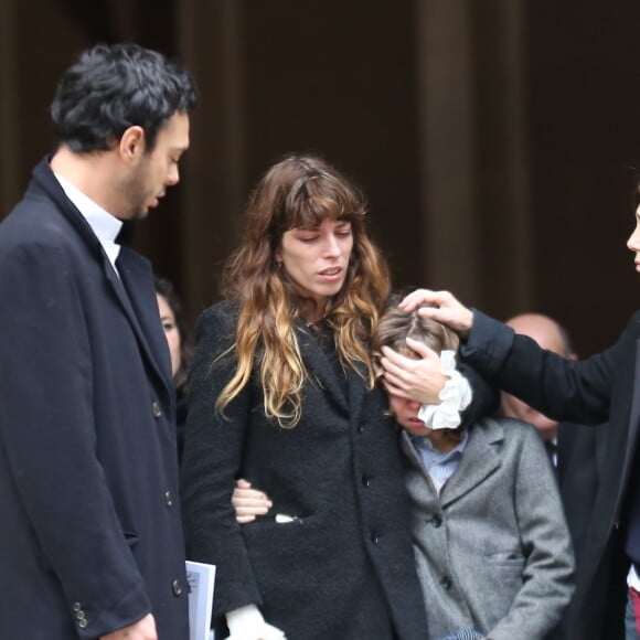 Roman de Kermadec (Fils de Kate Barry), Lou Doillon et son fils Marlowe, Jane Birkin - Sortie des obseques de Kate Barry en l'eglise Saint-Roch a Paris. Le 19 decembre 2013 