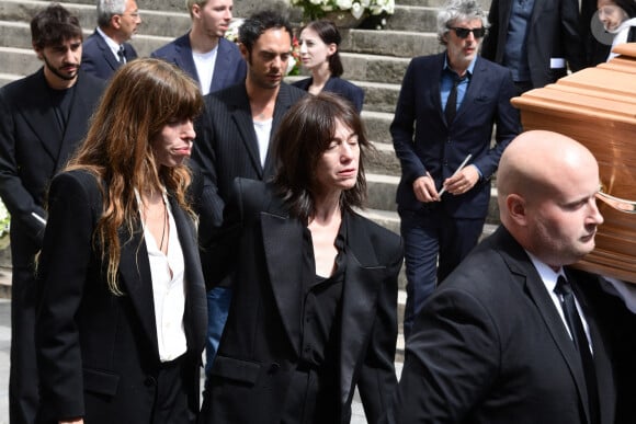 Lou Doillon, Charlotte Gainsbourg, Marlowe (fils de Lou Doillon), Ben Attal, Alice Attal, Roman de Kermadec (fils de Kate Barry) - Sorties des obsèques de Jane Birkin en l'église Saint-Roch à Paris. Le 24 juillet 2023 © Jacovides-KD Niko / Bestimage 