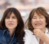 Cette maison, Jane Birkin devait la vendre de son vivant car elle était devenue trop grande pour elle et trop dangereuse. C'est finalement un an après sa mort qu'elle cherche un acquéreur.
Charlotte Gainsbourg, Jane Birkin (habillée en Celine) au photocall du film Jane par Charlotte (Cannes première) lors du 74ème festival international du film de Cannes le 8 juillet 2021 © Borde / Jacovides / Moreau / Bestimage