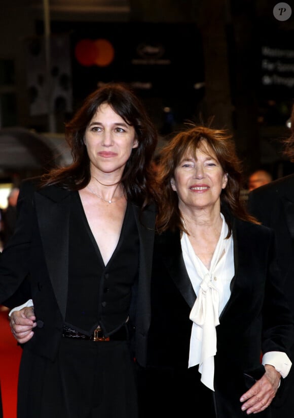 Charlotte Gainsbourg et sa mère Jane Birkin (habillée en Céline) - Montée des marches du film "Jane par Charlotte" lors du 74ème Festival International du Film de Cannes. Le 7 juillet 2021 © Borde-Jacovides-Moreau / Bestimage