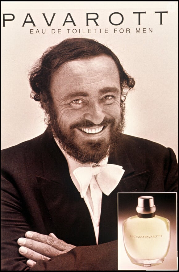 Elle a en tout cas de quoi étonner !
Archives - Affiche présentant l'eau de toilette pour homme "Luciano Pavarotti".