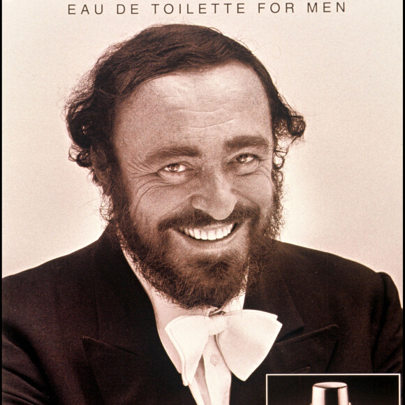 Elle a en tout cas de quoi étonner !
Archives - Affiche présentant l'eau de toilette pour homme "Luciano Pavarotti".