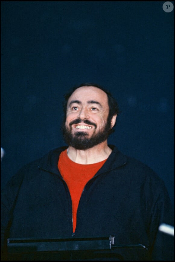 A noter que le téno est décédé il y a 17 ans jour pour jour ce vendredi 
Archives - Luciano Pavarotti en répétition de chant avant son concert à Bercy.