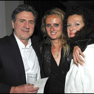 Et dans lequel l'autre fille de l'acteur, Aurore, est également impliquée
Daniel Auteuil, Anne Jousset et leur fille Aurore. Soirée après l'avant-première du film "La fille du Puisatier" au restaurant Flora Danica.