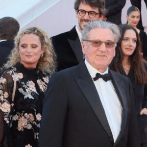 Grégory Gadebois, Gaëtan Roussel, Daniel Auteuil entouré de ses filles Aurore, Nelly - Montée des marches du film " Marcello Mio " lors du Festival International du Film de Cannes, au Palais des Festivals à Cannes. © Christophe Clovis / Bestimage