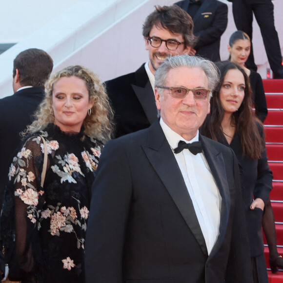 Grégory Gadebois, Gaëtan Roussel, Daniel Auteuil entouré de ses filles Aurore, Nelly - Montée des marches du film " Marcello Mio " lors du Festival International du Film de Cannes, au Palais des Festivals à Cannes. © Christophe Clovis / Bestimage