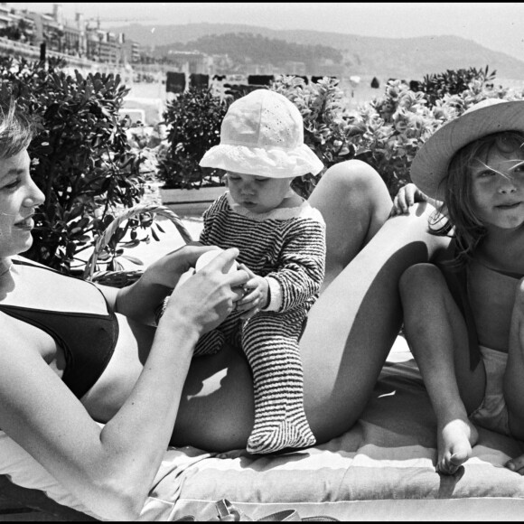 Et ses filles 
Jane Birkin, Charlotte Gainsbourg et une autre de ses filles en 1972.