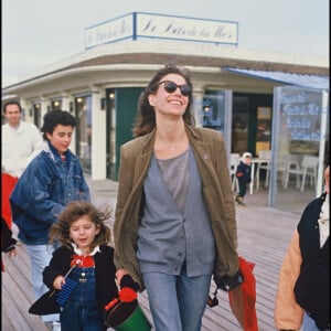 Archives - Jane Birkin et sa fille Lou Doillon à Deauville en 1986