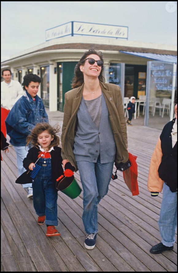 Archives - Jane Birkin et sa fille Lou Doillon à Deauville en 1986