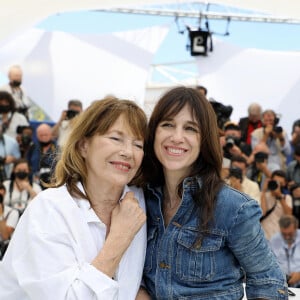 Rétro - La chanteuse et actrice Jane Birkin s'est éteinte à l'âge de 76 ans - Info - Jane Birkin , victime d'un petit AVC, annule sa venue à Deauville - Jane Birkin (habillée en Celine), Charlotte Gainsbourg au photocall du film Jane par Charlotte (Cannes première) lors du 74ème festival international du film de Cannes le 8 juillet 2021 © Borde / Jacovides / Moreau / Bestimage 