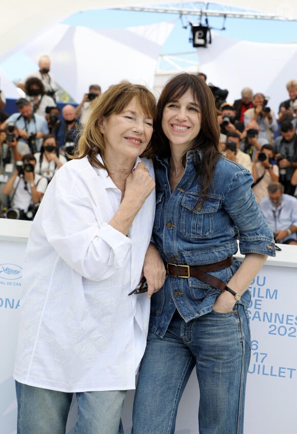 Rétro - La chanteuse et actrice Jane Birkin s'est éteinte à l'âge de 76 ans - Info - Jane Birkin , victime d'un petit AVC, annule sa venue à Deauville - Jane Birkin (habillée en Celine), Charlotte Gainsbourg au photocall du film Jane par Charlotte (Cannes première) lors du 74ème festival international du film de Cannes le 8 juillet 2021 © Borde / Jacovides / Moreau / Bestimage 