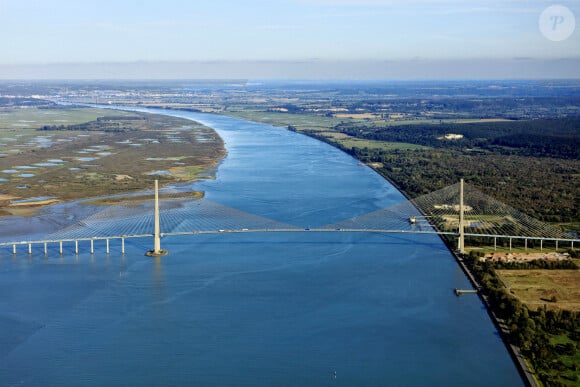 Calvados (14): Vue aerienne du pont de Normandie, pont a haubans a peage enjambant l'estuaire de la Seine et reliant Le Havre, au niveau de la commune de Sandouville, a Honfleur. - Photo by Hedelin F/ANDBZ/ABACAPRESS.COM