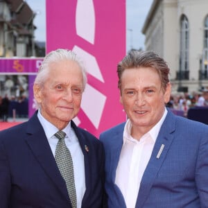 Sûrement peu inquiète face à cette sérénade romantique, l'épouse de l'acteur n'a en effet pas à s'en faire puisque Michael Douglas est un homme amoureux et très heureux dans la vraie vie.
Michael Douglas et Benoît Magimel - Arrivées à la soirée d'ouverture de la 50ème édition du Festival du Cinema Américain de Deauville, France, le 6 septembre 2024. © Denis Guignebourg/BestImage 