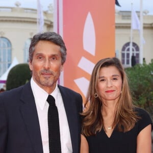 Vincent Elbaz et sa femme Fanny Conquy - Arrivées à la soirée d'ouverture de la 50ème édition du Festival du Cinema Américain de Deauville, France, le 6 septembre 2024. © Denis Guignebourg/BestImage 