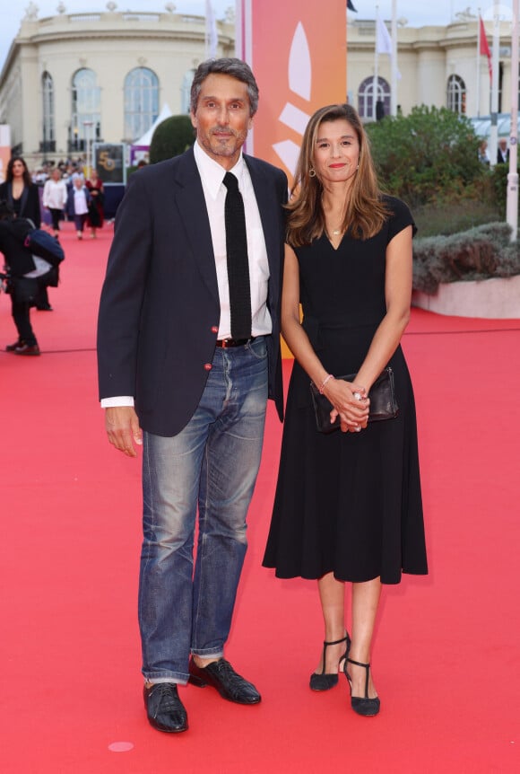 Vincent Elbaz et sa femme Fanny Conquy - Arrivées à la soirée d'ouverture de la 50ème édition du Festival du Cinema Américain de Deauville, France, le 6 septembre 2024. © Denis Guignebourg/BestImage 