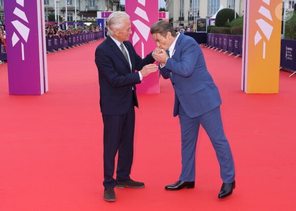 Michael Douglas a eu droit à un baise-main du célèbre Benoît Magimel complètement fan de l'acteur
Michael Douglas et Benoît Magimel - Arrivées à la soirée d'ouverture de la 50ème édition du Festival du Cinema Américain de Deauville, France, le 6 septembre 2024. © Denis Guignebourg/BestImage 