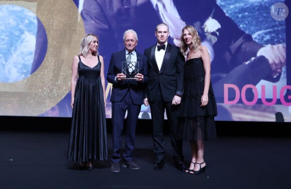 Les deux acteurs se sont d'ailleurs rencontrés au Festival de Deauville comme il l'a rappelé lors de la remise de son prix sur scène. 
Ludivine Sagnier, Michael Douglas, Joy Desseigne Barriere et son frère Alexandre Barriere lors de la soirée d'ouverture de la 50eme édition du Festival du Cinema Américain de Deauville, France, le 6 Septembre 2024. © Denis Guignebourg/BestImage 