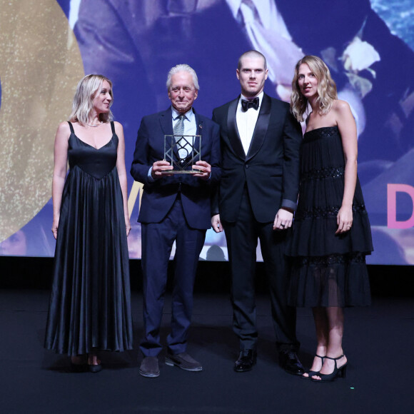 Les deux acteurs se sont d'ailleurs rencontrés au Festival de Deauville comme il l'a rappelé lors de la remise de son prix sur scène. 
Ludivine Sagnier, Michael Douglas, Joy Desseigne Barriere et son frère Alexandre Barriere lors de la soirée d'ouverture de la 50eme édition du Festival du Cinema Américain de Deauville, France, le 6 Septembre 2024. © Denis Guignebourg/BestImage 