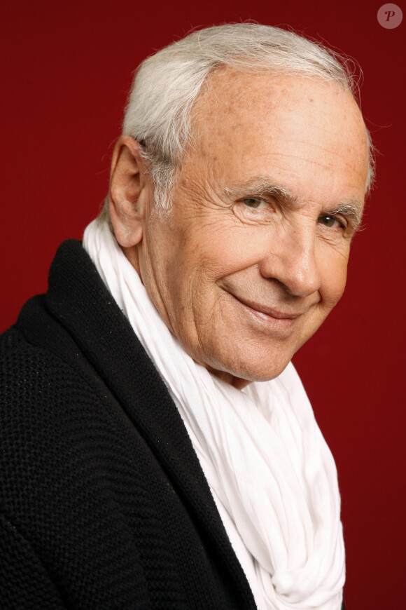 Patrice Laffont pose lors d'une séance de portrait à Paris, France, en juin 2012. Photo par VIM/ABACAPRESS.COM