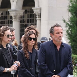 Mathilde Laffont, Fabrice Laffont et sa femme Louise - Sortie des obsèques de P.Laffont dans la salle de la Coupole du cimetière du Père-Lachaise à Paris, le 23 août 2024. L'animateur de télévision est décédé le 7 août 2024 à l'âge de 84 ans. © Dominique Jacovides / Bestimage  