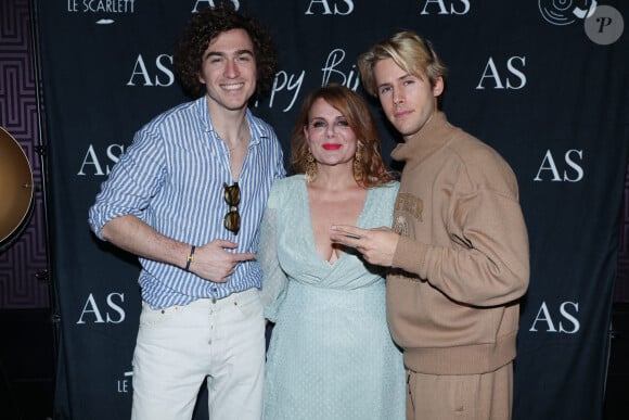 Exclusif - Ariane Seguillon, Dorian Lauduique et Cesar de Rummel alias Ofenbach assistent à la soirée d'anniversaire d'Ariane Seguillon organisée au Scarlett à Paris, France, le 17 novembre 2022. Photo par Jerome Domine/ABACAPRESS.COM