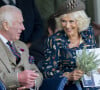  Diverses prestations se déroulent tout au long de la journée, notamment des jeux traditionnels écossais, tels que le lancer du cabre et le tir à la corde, et ont lieu au Princess Royal and Duke of Fife Memorial Park à Braemar.
Le roi Charles III d'Angleterre et Camilla Parker Bowles, reine consort d'Angleterre, partagent un fou rire lors du Braemar Gathering 2024, le 7 septembre 2024. © Goff / Bestimage 