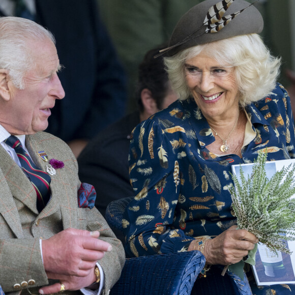  Diverses prestations se déroulent tout au long de la journée, notamment des jeux traditionnels écossais, tels que le lancer du cabre et le tir à la corde, et ont lieu au Princess Royal and Duke of Fife Memorial Park à Braemar.
Le roi Charles III d'Angleterre et Camilla Parker Bowles, reine consort d'Angleterre, partagent un fou rire lors du Braemar Gathering 2024, le 7 septembre 2024. © Goff / Bestimage 