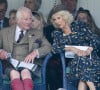  Un moment de complicité entre les deux époux qui sont régulièrement pris en plein fou rire lors d'événements publics.
Le roi Charles III d'Angleterre et Camilla Parker Bowles, reine consort d'Angleterre, partagent un fou rire lors du Braemar Gathering 2024, le 7 septembre 2024. © Goff / Bestimage 