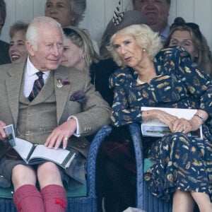  Un moment de complicité entre les deux époux qui sont régulièrement pris en plein fou rire lors d'événements publics.
Le roi Charles III d'Angleterre et Camilla Parker Bowles, reine consort d'Angleterre, partagent un fou rire lors du Braemar Gathering 2024, le 7 septembre 2024. © Goff / Bestimage 