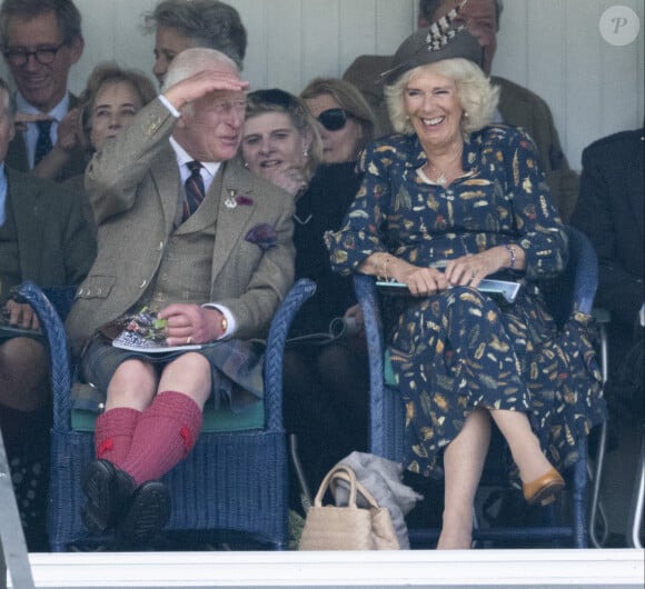 Le roi Charles III d'Angleterre et Camilla Parker Bowles, reine consort d'Angleterre, partagent un fou rire lors du Braemar Gathering 2024, le 7 septembre 2024. © Goff / Bestimage 