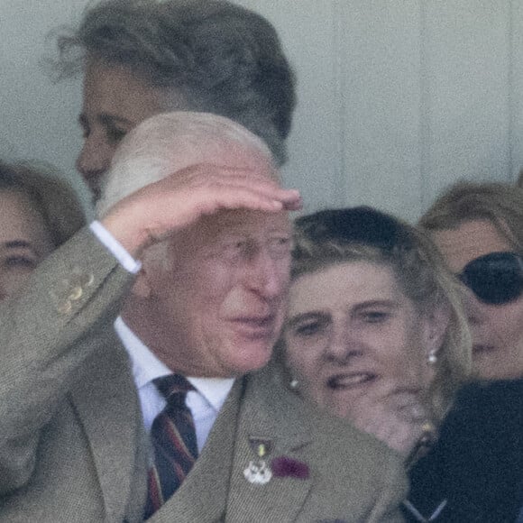 Le roi Charles III d'Angleterre et Camilla Parker Bowles, reine consort d'Angleterre, partagent un fou rire lors du Braemar Gathering 2024, le 7 septembre 2024. © Goff / Bestimage 