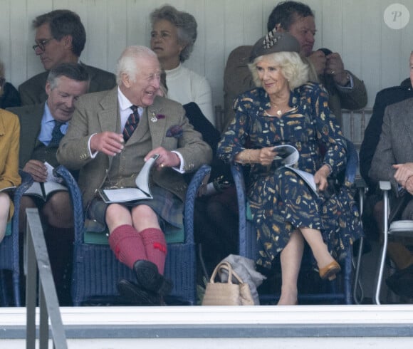 Le roi Charles III d'Angleterre et Camilla Parker Bowles, reine consort d'Angleterre, partagent un fou rire lors du Braemar Gathering 2024, le 7 septembre 2024. © Goff / Bestimage 